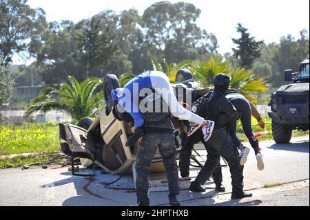 Tunisie. 23rd févr. 2022. Tunis, Tunisie 23 février 2022. Une opération blanche dans un cadre conjoint entre le Ministère de l'intérieur et le Syndicat des journalistes tunisiens (SNJT) pour former et aider les journalistes à la couverture d'événements dangereux avec la brigade anti-terroriste dans une confrontation semi-réelle pour faire prendre conscience aux journalistes des dangers qu'ils peuvent être exposés à pendant la couverture. (Photo de Mahjoub Yassine/Sipa USA) crédit: SIPA USA/Alay Live News Banque D'Images