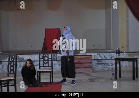 Tunisie. 23rd févr. 2022. Tunis, Tunisie 23 février 2022. Une opération blanche dans un cadre conjoint entre le Ministère de l'intérieur et le Syndicat des journalistes tunisiens (SNJT) pour former et aider les journalistes à la couverture d'événements dangereux avec la brigade anti-terroriste dans une confrontation semi-réelle pour faire prendre conscience aux journalistes des dangers qu'ils peuvent être exposés à pendant la couverture. (Photo de Mahjoub Yassine/Sipa USA) crédit: SIPA USA/Alay Live News Banque D'Images