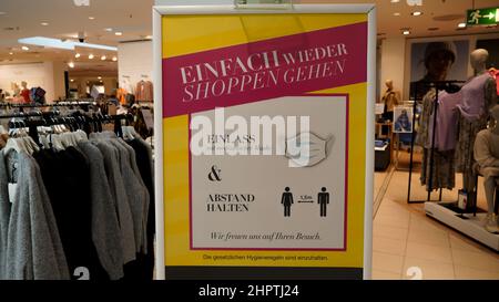 Corona-Warnhinweis, abstand zu halten und eine Maske zu tragen, an einem Geschäft in Deutschland Banque D'Images