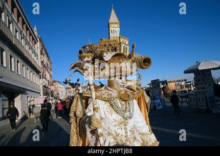 Les fêtards masqués se réunissent pour célébrer le carnaval de Venise à Venise, Italie, le 23 février 2022. Banque D'Images