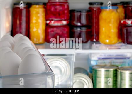 Œufs de poulet blancs crus dans un plateau du réfrigérateur sur le fond des produits alimentaires Banque D'Images