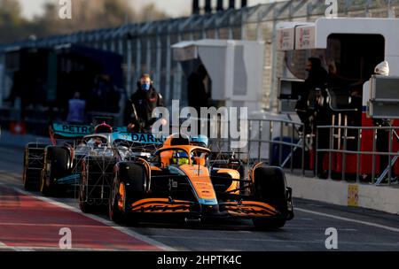 Lando Norris de l'écurie McLaren F1 et George Russell de l'écurie Mercedes-AMG Petronas Formula One lors de la première journée d'essais pré-saison au circuit de Barcelone-Catalunya, Espagne. Date de la photo: Mercredi 23 février 2022. Banque D'Images