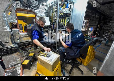 Ostrava, République tchèque. 23rd févr. 2022. Trains de production pour les chemins de fer lettons Pasazieru vilciens à Skoda Vagonka à Ostrava, République tchèque, le 23 février 2022. Crédit: Jaroslav Ozana/CTK photo/Alay Live News Banque D'Images