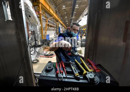 Ostrava, République tchèque. 23rd févr. 2022. Trains de production pour les chemins de fer lettons Pasazieru vilciens à Skoda Vagonka à Ostrava, République tchèque, le 23 février 2022. Crédit: Jaroslav Ozana/CTK photo/Alay Live News Banque D'Images