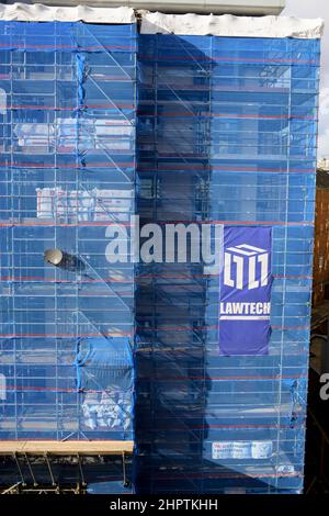 GVS de l'Empire court and Gantry View à Southampton, Royaume-Uni, couvert dans l'échafaudage alors que des travaux sont en cours pour remplacer le revêtement dangereux en raison du risque d'incendie. Banque D'Images