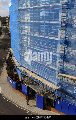 GVS de l'Empire court and Gantry View à Southampton, Royaume-Uni, couvert dans l'échafaudage alors que des travaux sont en cours pour remplacer le revêtement dangereux en raison du risque d'incendie. Banque D'Images