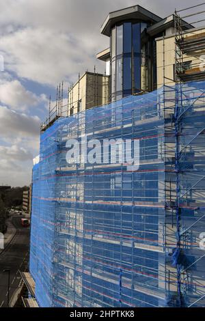 GVS de l'Empire court and Gantry View à Southampton, Royaume-Uni, couvert dans l'échafaudage alors que des travaux sont en cours pour remplacer le revêtement dangereux en raison du risque d'incendie. Banque D'Images