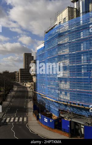 GVS de l'Empire court and Gantry View à Southampton, Royaume-Uni, couvert dans l'échafaudage alors que des travaux sont en cours pour remplacer le revêtement dangereux en raison du risque d'incendie. Banque D'Images