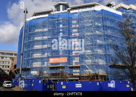 GVS de l'Empire court and Gantry View à Southampton, Royaume-Uni, couvert dans l'échafaudage alors que des travaux sont en cours pour remplacer le revêtement dangereux en raison du risque d'incendie. Banque D'Images