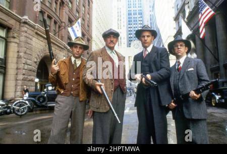 THE UNTOUCHABLES 1987 Paramount Pictures film avec de gauche: Andy Garcia, Sean Connery, Kevin Costner, Charles Martin Smith Banque D'Images