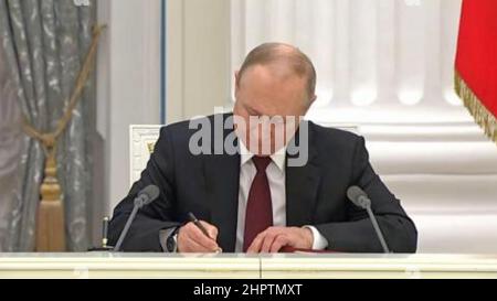 LE PRÉSIDENT RUSSE VLADIMIR POUTINE signe des décrets pour reconnaître Donetsk et Lugansk comme républiques indépendantes, 21 février 2022. Photo: Kremlin TV Banque D'Images