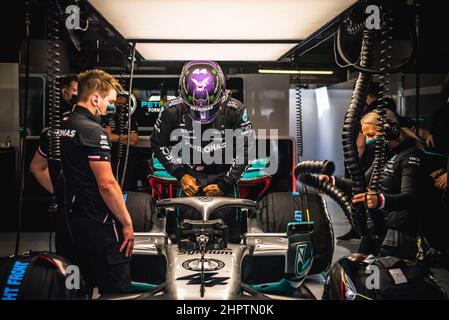 Barcelone, Espagne. 23rd févr. 2022. LEWIS HAMILTON (GBR) de l'équipe Mercedes dans le garage de l'équipe au premier jour des essais d'hiver de Formule 1 au circuit de Catalunya crédit: Matthias Oesterle/Alamy Live News Banque D'Images