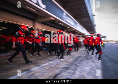 Barcelone, Espagne. 23rd févr. 2022. Les mécaniciens de l'équipe Ferrari quittent le garage pour un arrêt à la fosse le premier jour des essais d'hiver de Formule 1 au circuit de Catalunya crédit: Matthias Oesterle/Alay Live News Banque D'Images