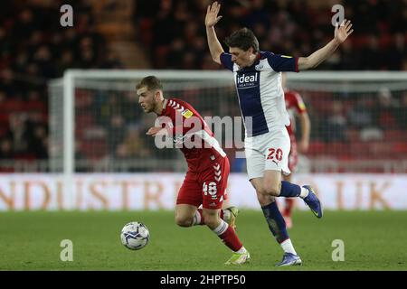 MIDDLESBROUGH, ROYAUME-UNI. FÉV 22nd Riley McGree de Middlesbrough en action avec West Bromwich Albion Adam Reach lors du match de championnat Sky Bet entre Middlesbrough et West Bromwich Albion au stade Riverside, Middlesbrough, le mardi 22nd février 2022. (Credit: Mark Fletcher | MI News) Credit: MI News & Sport /Alay Live News Banque D'Images