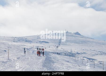 Vitosha, Bulgarie - février 5 2022: Les randonneurs sur leur chemin vers Cherni Vrah pic en hiver. Banque D'Images