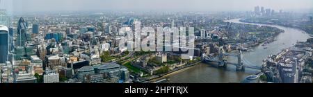 Vue sur la ligne d'horizon de Londres, vue depuis le Shard vers Tower Bridge Banque D'Images