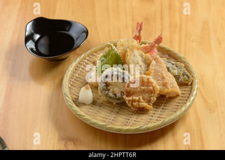 Cuisine japonaise Tempura Moriawase dans une plaque en bois isolée sur une table en bois vue sur le dessus Banque D'Images