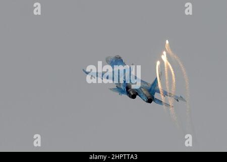 Hradec Kralove, République tchèque. 4th septembre 2016. Sukhoi su-27 avion à réaction tirant sur des fusées éclairantes de leurre. Système de défense antimissile à la recherche de chaleur. Les forces armées d'Ukraine lors d'une manifestation en vol en République tchèque. Le meilleur atout aérien de la Force aérienne ukrainienne est le légendaire Sukhoi su-27. Nom du rapport OTAN Flanker. (Credit image: © Slavek Ruta/ZUMA Press Wire) Banque D'Images