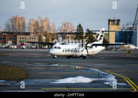 15-01-2022 Riga, Lettonie l'avion White Passenger survole la piste de décollage depuis l'aéroport Banque D'Images