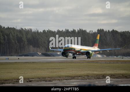 15-01-2022 Riga, Lettonie l'avion White Passenger survole la piste de décollage depuis l'aéroport Banque D'Images