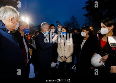 Bologne, ITALIE. 23 février 2022. Visite du Commissaire européen à l'innovation, à la recherche, à la culture, à l'éducation et à la jeunesse Mariya Gabriel sur le site du supercalculateur italien Leonardo situé à l'intérieur de la zone 'Tecnopolo' à Bologne, en Italie. En accompagnement de la visite du Commissaire européen, de la Ministre italienne de l'Université et de la recherche Maria Cristina Messa et de la Ministre de l'Education Patrizio Bianchi. Crédit: Massimiliano Donati/Alay Live News Banque D'Images