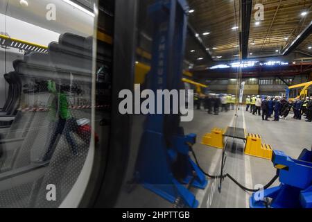 Ostrava, République tchèque. 23rd févr. 2022. Trains de production pour les chemins de fer lettons Pasazieru vilciens à Skoda Vagonka à Ostrava, République tchèque, le 23 février 2022. Crédit: Jaroslav Ozana/CTK photo/Alay Live News Banque D'Images