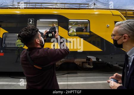 Ostrava, République tchèque. 23rd févr. 2022. Trains de production pour les chemins de fer lettons Pasazieru vilciens à Skoda Vagonka à Ostrava, République tchèque, le 23 février 2022. Crédit: Jaroslav Ozana/CTK photo/Alay Live News Banque D'Images