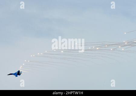 Hradec Kralove, République tchèque. 4th septembre 2016. Sukhoi su-27 avion à réaction tirant sur des fusées éclairantes de leurre. Système de défense antimissile à la recherche de chaleur. Les forces armées d'Ukraine lors d'une manifestation en vol en République tchèque. Le meilleur atout aérien de la Force aérienne ukrainienne est le légendaire Sukhoi su-27. Nom du rapport OTAN Flanker. (Credit image: © Slavek Ruta/ZUMA Press Wire) Banque D'Images