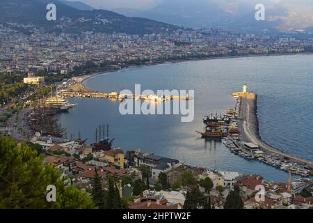 Alanya, Turquie, 10 septembre 2021 : vue sur le port d'Alanya illuminée en partie par le soleil couchant. Banque D'Images