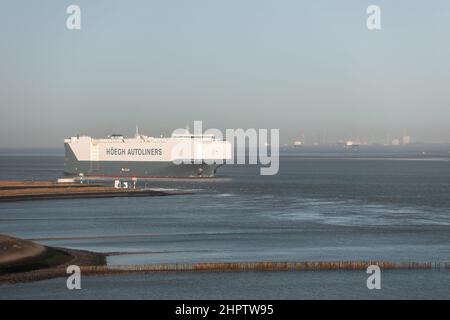 Février 2022 AutoSchip de Hoegh Traveler de Hough autolers en route via Westerschelde à Anvers Banque D'Images