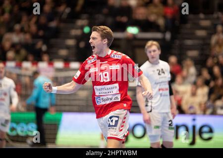 Aalborg, Danemark. 23rd févr. 2022. Kristian Bjornsen (19) du Handball d'Aalborg vu dans le match de la Ligue des champions de l'EHF entre le Handball d'Aalborg et le Handball d'Elverum au Jutlander Bank Arena d'Aalborg. (Crédit photo : Gonzales photo/Alamy Live News Banque D'Images