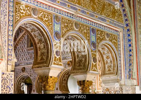 Entrée intérieure Arches à l'Alcazar : trois arches décorées de façon ornée offrent une entrée magnifique au palais et à la forteresse de l'Alcazar. Banque D'Images