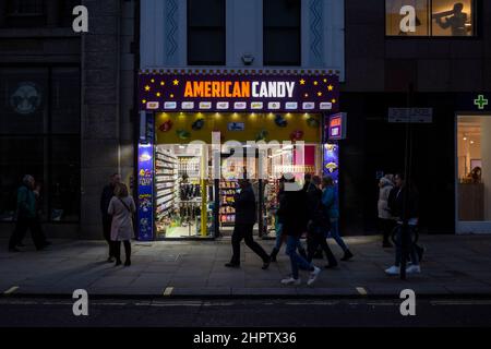 Londres, Royaume-Uni. 23 février 2022. Une succursale d'American Candy a ouvert ses portes sur le Strand. Le magasin, ainsi que d'autres magasins similaires sous d'autres noms tels que Kingdom of Sweets, Hollywood Candy au cœur de la capitale, vend une variété de bonbons américains. Des critiques ont fait remarquer les prix et la teneur élevée en sucre des produits. Credit: Stephen Chung / Alamy Live News Banque D'Images