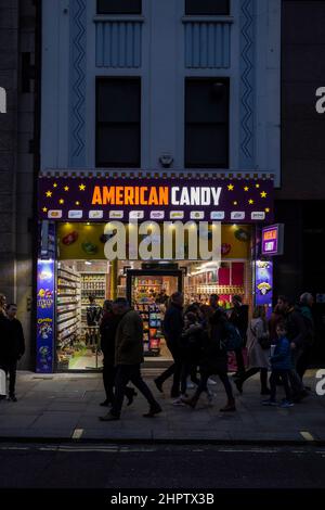 Londres, Royaume-Uni. 23 février 2022. Une succursale d'American Candy a ouvert ses portes sur le Strand. Le magasin, ainsi que d'autres magasins similaires sous d'autres noms tels que Kingdom of Sweets, Hollywood Candy au cœur de la capitale, vend une variété de bonbons américains. Des critiques ont fait remarquer les prix et la teneur élevée en sucre des produits. Credit: Stephen Chung / Alamy Live News Banque D'Images