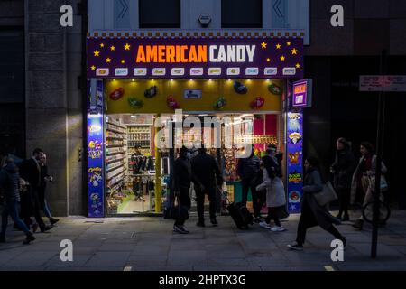 Londres, Royaume-Uni. 23 février 2022. Une succursale d'American Candy a ouvert ses portes sur le Strand. Le magasin, ainsi que d'autres magasins similaires sous d'autres noms tels que Kingdom of Sweets, Hollywood Candy au cœur de la capitale, vend une variété de bonbons américains. Des critiques ont fait remarquer les prix et la teneur élevée en sucre des produits. Credit: Stephen Chung / Alamy Live News Banque D'Images