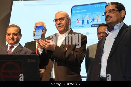 New Delhi, Inde. 23rd févr. 2022. Delhi Metro Rail Corporation (DMRC), Directeur général, Mangu Singh (2nd à gauche) tient un téléphone mobile pendant le lancement du site Web officiel remanié et de l'application mobile à Metro Bhawan.le nouveau site Web et l'application mobile sont chargés de nombreuses nouvelles fonctionnalités avancées telles que des cartes d'itinéraire interactives, des options de recherche de station avancées, Calculateur temps réel du premier et du dernier train, alerte de la gare la plus proche et la plus proche sur l'application, etc. Crédit: SOPA Images Limited/Alay Live News Banque D'Images