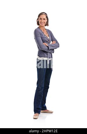 Confiant et insouciant. Portrait en studio complet d'une femme mûre attrayante en vêtements décontractés. Banque D'Images