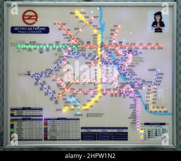 New Delhi, Inde. 23rd févr. 2022. Une carte d'itinéraire du réseau de métro de Delhi, mettez en évidence toutes les stations, la distance, les itinéraires et toutes les lignes de métro vues pour le confort de la navette à Matro bhawan.le nouveau site Web et l'application mobile sont chargés de nombreuses nouvelles fonctionnalités avancées telles que des cartes d'itinéraire interactives, des options de recherche de station avancée, Calculatrice temps réel du premier et dernier temps de train, alerte de la gare la plus proche et la plus proche sur l'application, etc. (Photo par Naveen Sharma/SOPA Images/Sipa USA) crédit: SIPA USA/Alay Live News Banque D'Images