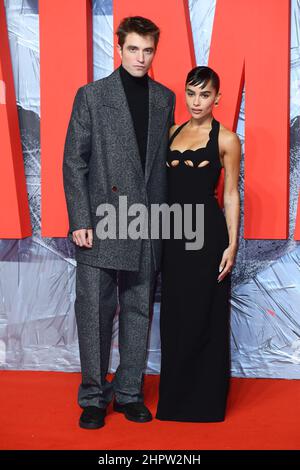 Londres, Royaume-Uni. 23 février 2022. Robert Pattinson et Zoe Kravitz assistent à la projection spéciale du Batman au cinéma BFI IMAX de Londres. Date de la photo: Mercredi 23 février 2022. Le crédit photo devrait se lire: Matt Crossick/Empics/Alamy Live News Banque D'Images