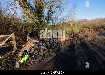 Newburn, Angleterre: 11th Fév 2022: Ecyclisme (e-bike) dans le nord-est sur une journée d'hiver ensoleillée. E-VTT garés (personne) Banque D'Images