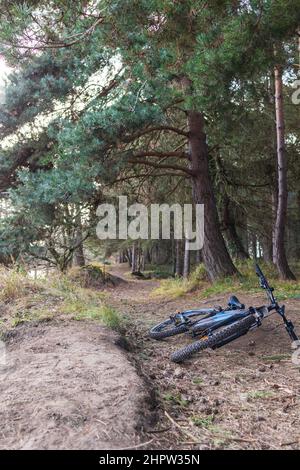 Wylam, Northumberland, Angleterre: 8th février 2022: Ebike (e-bike) dans le nord-est lors d'une journée d'hiver ensoleillée. E-VTT garés (personne) Banque D'Images