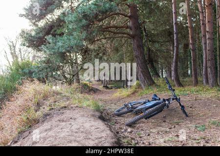 Wylam, Northumberland, Angleterre: 8th février 2022: Ebike (e-bike) dans le nord-est lors d'une journée d'hiver ensoleillée. E-VTT garés (personne) Banque D'Images