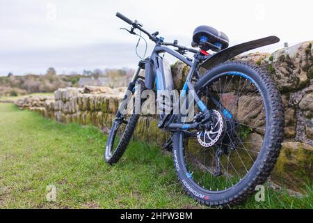 Heddon on the Wall, Angleterre: 8th Fév 2022: Ecyclisme (e-bike) dans le nord-est par une journée d'hiver ensoleillée. E-VTT garés au mur d'Hadrien (pas de personnes) Banque D'Images