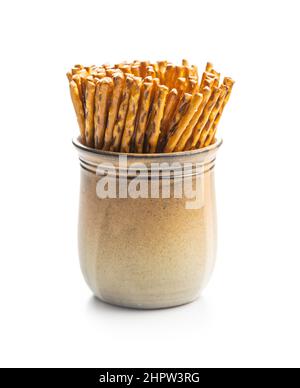 Bâtonnets salés. Bretzel croustillant se colle sur un fond blanc. Banque D'Images
