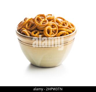 Mini bretzels dans un bol. En-cas salé croustillant isolé sur fond blanc. Banque D'Images