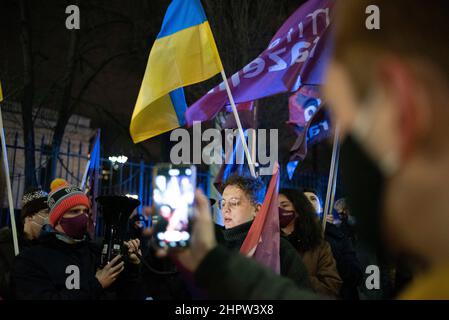 Varsovie, Varsovie, Pologne. 23rd févr. 2022. Un manifestant s'adresse à la foule lors d'un rassemblement devant l'ambassade de Russie le 23 février 2022 à Varsovie, en Pologne. Quelques dizaines de personnes se sont rassemblées devant l'ambassade de Russie à Varsovie pour manifester leur solidarité avec le peuple d'Ukraine après que la tension s'est intensifiée lorsque le président russe Vladimir Poutine a reconnu l'indépendance de deux régions contrôlées par les rebelles dans l'est de l'Ukraine et a reçu l'autorisation des législateurs russes d'utiliser la force militaire à l'extérieur Russie. (Image de crédit : © Aleksander Kalka/ZUMA Press Wire) Banque D'Images