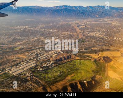 Vue aérienne de la morgue de Rose Hills depuis un siège de fenêtre dans un avion en Californie, États-Unis Banque D'Images