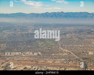 Vue aérienne de Monterey Park, Rosemead, vue depuis la fenêtre dans un avion en Californie, États-Unis Banque D'Images