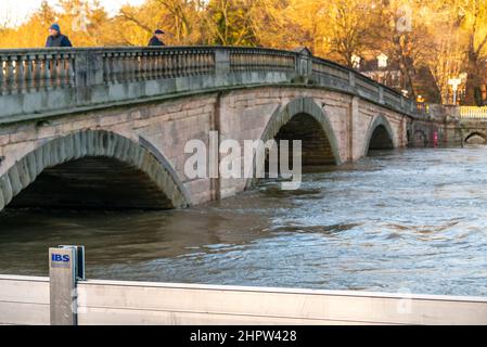 Bewdley,Worcestershire,England,UK- février 22 2022: À Bewdley Bridge et au-delà, de longues étendues d'écran de défense en métal sont érigées des deux côtés de Banque D'Images