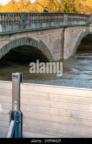 Bewdley,Worcestershire,England,UK- février 22 2022: À Bewdley Bridge et au-delà, de longues étendues d'écran de défense en métal sont érigées des deux côtés de Banque D'Images